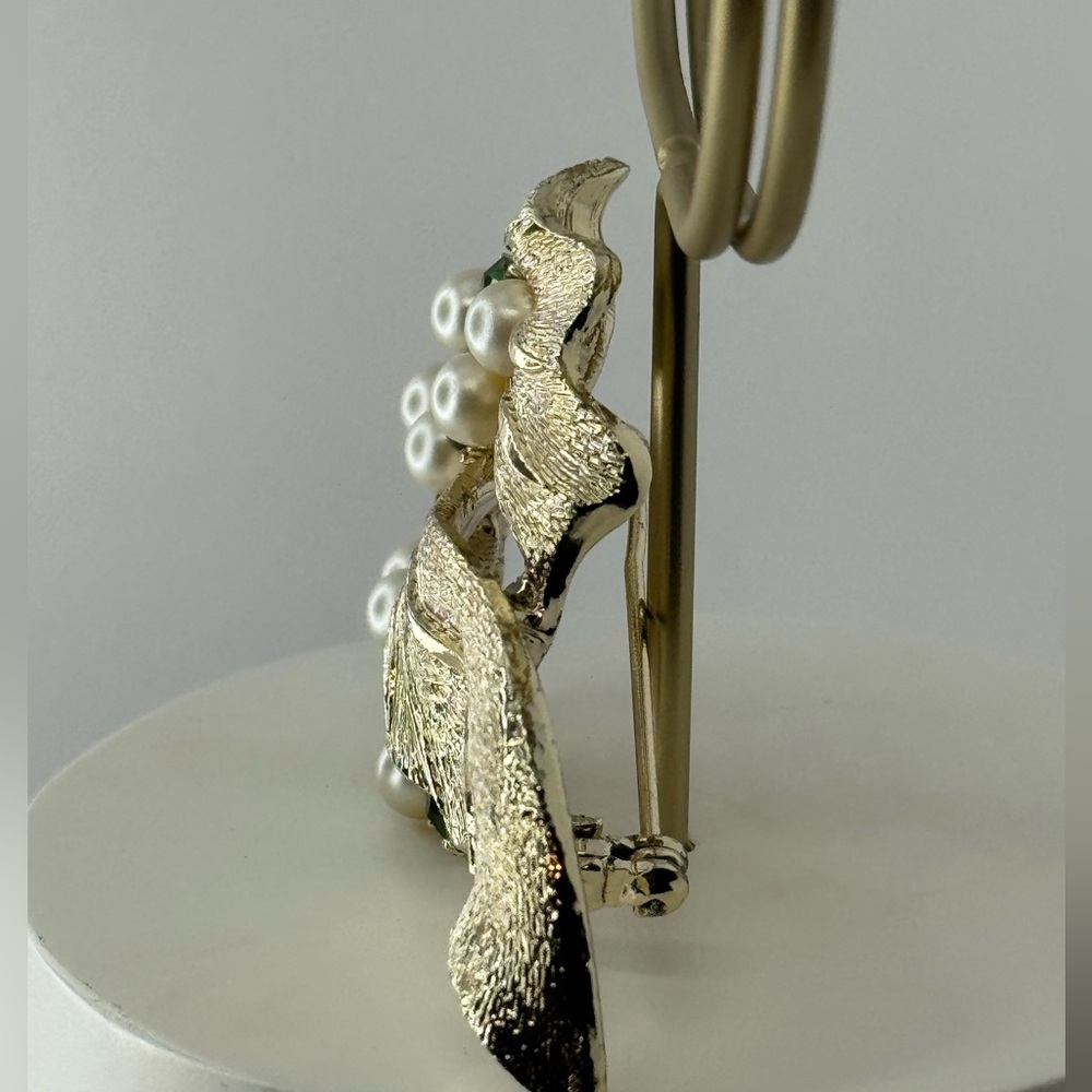 Coro Leaf and pearls green rhinestone Brooch - Picture 3 of 10
